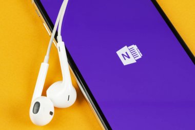 Microsoft Onenote office uygulama simgesini Apple iphone X ekran yakın çekim. Microsoft bir not app simgesi. Microsoft Onenote uygulama. Sosyal medya ağı
