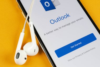 Microsoft Outlook office uygulama simgesini Apple iphone X ekran yakın çekim. Microsoft outlook app simgesi. Microsoft Outlook uygulama. Sosyal medya ağı