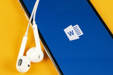 Microsoft Word uygulama simgesi üzerinde Apple iphone X ekran yakın çekim. Microsoft office word simgesini. Microsoft office üstünde hareket eden telefon. Sosyal medya