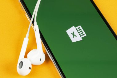 Microsoft Excel uygulama simgesi üzerinde Apple iphone X ekran yakın çekim. Microsoft office Excel app simgesi. Microsoft office üstünde hareket eden telefon. Sosyal medya