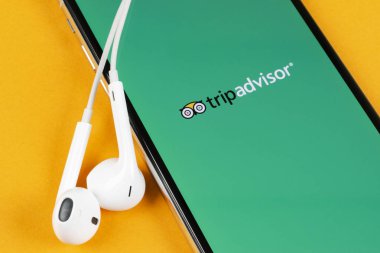 TripAdvisor uygulama simgesi üzerinde Apple iphone X ekran yakın çekim. TripAdvisor.com app simgesi. Sosyal medya ağı. Sosyal medya uygulaması