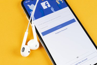 Apple iphone X akıllı telefon ekranında Facebook uygulama simgesi yakın çekim. Facebook uygulama simgesi. Sosyal medya simgesi. Sosyal ağ