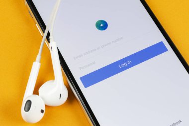 Apple iphone X ekranında Facebook Reklamları uygulama simgesi yakın çekim. Facebook Business uygulaması simgesi. Facebook Reklamları mobil uygulaması. Sosyal medya ağı