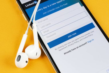 Apple iphone X ekranında Linkedin ana sayfası yakın çekim. Linkedin uygulama simgesi. linkedin.com. Sosyal medya uygulaması.