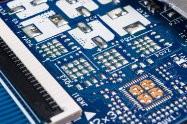 Devre panosunun mikro çipli ve elektronik parçalı makro görüntüsü. Bilgisayar donanım teknolojisi. Entegre iletişim işlemcisi. Bilgi mühendisliği. Yarı iletken. PCB. Yakın çekim.