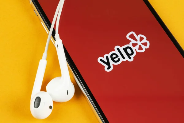 Icono de aplicación Yelp en el primer plano de la pantalla del iPhone X de Apple. Yelp icono de la aplicación. Aplicación Yelp.com. Red social. Redes sociales —  Fotos de Stock