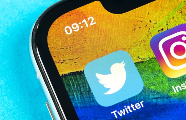 推特应用程序图标在苹果iphone X智能手机屏幕特写。推特应用程序图标。社交媒体图标。社交网络 — 图库照片