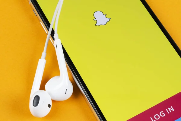 Ikon aplikasi Snapchat pada layar telepon pintar Apple iPhone X close-up. Ikon aplikasi Snapchat. Ikon media sosial. Jejaring sosial — Stok Foto