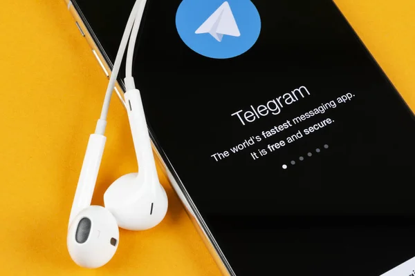 Ikon aplikasi Telegram X pada layar Apple iPhone X close-up. Ikon aplikasi Telegram X. Telegram X adalah jaringan media sosial online. Aplikasi media sosial — Stok Foto