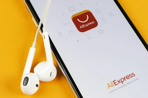 Icono de aplicación Aliexpress en la pantalla del teléfono inteligente Apple iPhone X. Icono de aplicación Aliexpress. Aliexpress.com es una popular aplicación de comercio electrónico. Icono de redes sociales — Foto de Stock