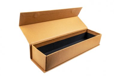 Beyaz arka plan üzerinde Karton kutu açın. Karton kutu izole edilmiş. Kırpma yolu ile paket kutusu. Metin için boş alan. Boş boş kutu