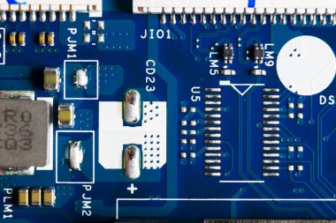 Devre panosunun mikro çipli ve elektronik parçalı makro görüntüsü. Bilgisayar donanım teknolojisi. Entegre iletişim işlemcisi. Bilgi mühendisliği. Yarı iletken. PCB. Yakın çekim.