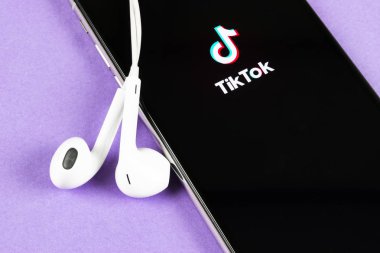 Apple iphone X ekranında Tik Tok uygulama simgesi yakın çekim. Tik Tok simgesi. tik tok uygulaması. Tiktok Sosyal medya ağı. Sosyal medya simgesi