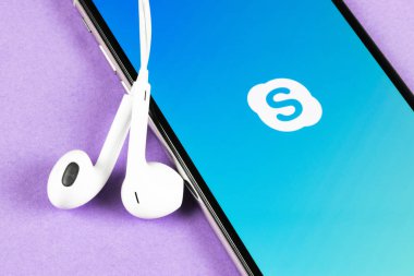 Apple iphone X akıllı telefon ekranında Skype uygulama simgesi yakın çekim. Skype messenger uygulaması simgesi. Sosyal medya simgesi. Sosyal ağ. Skype uygulaması simgesi.