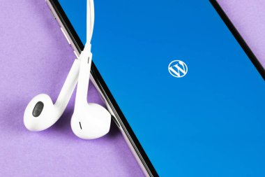 Apple iphone X ekranında Wordpress uygulama simgesi yakın çekim. Wordpress uygulama simgesi. Wordpress.com uygulama. Sosyal ağ