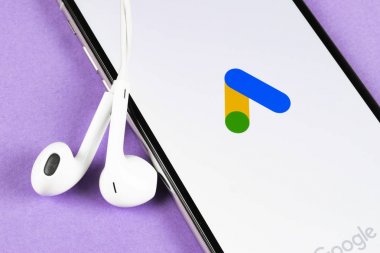 Apple iphone X ekranında Google Ads Adwords uygulama simgesi yakın çekim. Google Reklam Sözcükleri simgesi. Google reklamları Adwords uygulaması. Sosyal medya ağı