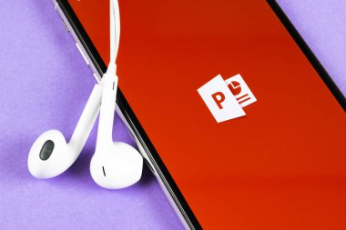 Microsoft office Powerpoint uygulama simgesini Apple iphone X ekran yakın çekim. PowerPoint uygulaması simgesi. Microsoft Power Point uygulaması. Sosyal medya ağı