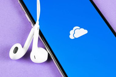 Microsoft Onedrive uygulama simgesi üzerinde Apple iphone X ekran yakın çekim. Microsoft onedrive app simgesi. Microsoft office Onedrive uygulama. Sosyal medya ağı