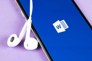 Microsoft Word uygulama simgesi üzerinde Apple iphone X ekran yakın çekim. Microsoft office word simgesini. Microsoft office üstünde hareket eden telefon. Sosyal medya