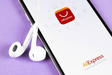 Apple iphone X akıllı telefon ekranında Aliexpress uygulama simgesi. Aliexpress uygulama simgesi. Aliexpress.com popüler e-ticaret uygulamasıdır. Sosyal medya simgesi