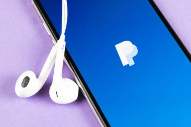 Apple iphone X akıllı telefon ekranında Paypal uygulama simgesi yakın çekim. Paypal uygulama simgesi. Paypal bir online elektronik finans ödeme sistemidir.