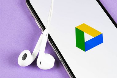 Apple iphone X ekranında Google Drive uygulama simgesi yakın çekim. Google sürücü simgesi. Google Drive uygulaması. Sosyal medya ağı