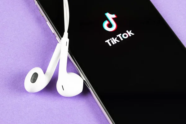 Ikon aplikasi Tik Tok pada layar Apple iPhone X close-up. ikon Tik Tok. aplikasi tik tok. Jaringan media sosial Tiktok. Ikon media sosial — Stok Foto