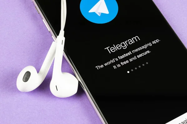 Ikon aplikasi Telegram X pada layar Apple iPhone X close-up. Ikon aplikasi Telegram X. Telegram X adalah jaringan media sosial online. Aplikasi media sosial — Stok Foto