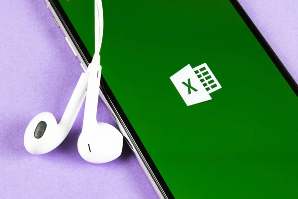 Microsoft Excel applikationens ikon på Apple iphone X skärm närbild. Microsoft office Excel app-ikonen. Microsoft office på mobiltelefon. Sociala medier — Stockfoto