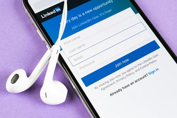 Apple iphone X ekranında Linkedin ana sayfası yakın çekim. Linkedin uygulama simgesi. linkedin.com. Sosyal medya uygulaması.