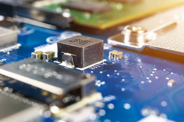 Macro disparo de placa de circuito con resistencias microchips y componentes electrónicos. Tecnología de hardware informático. Procesador de comunicación integrado. Ingeniería de la información. Semiconductor. PCB. Primer plano. — Foto de Stock