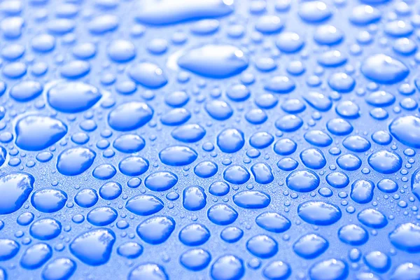 Transparente ainda gotas de água no fundo azul claro. Gotas de água azul. Gotas de chuva em vidro. Fundo abstrato azul da gota de água. Superfície — Fotografia de Stock