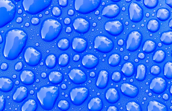 Transparente ainda gotas de água no fundo azul claro. Gotas de água azul. Gotas de chuva em vidro. Fundo abstrato azul da gota de água. Superfície — Fotografia de Stock