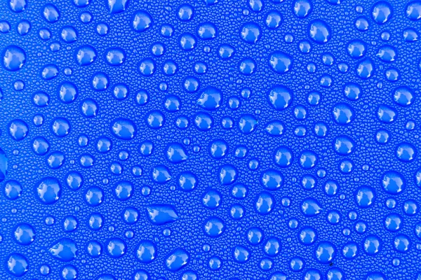 Transparente ainda gotas de água no fundo azul claro. Gotas de água azul. Gotas de chuva em vidro. Fundo abstrato azul da gota de água. Superfície — Fotografia de Stock