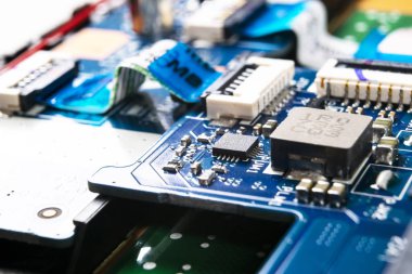 Devre panosunun mikro çipli ve elektronik parçalı makro görüntüsü. Bilgisayar donanım teknolojisi. Entegre iletişim işlemcisi. Bilgi mühendisliği. Yarı iletken. PCB. Yakın çekim.