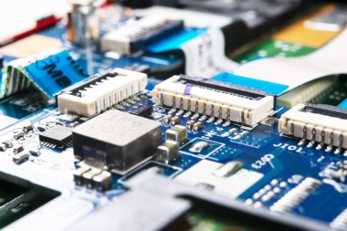 Devre panosunun mikro çipli ve elektronik parçalı makro görüntüsü. Bilgisayar donanım teknolojisi. Entegre iletişim işlemcisi. Bilgi mühendisliği. Yarı iletken. PCB. Yakın çekim.