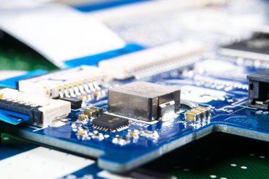Devre panosunun mikro çipli ve elektronik parçalı makro görüntüsü. Bilgisayar donanım teknolojisi. Entegre iletişim işlemcisi. Bilgi mühendisliği. Yarı iletken. PCB. Yakın çekim.