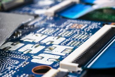 Devre panosunun mikro çipli ve elektronik parçalı makro görüntüsü. Bilgisayar donanım teknolojisi. Entegre iletişim işlemcisi. Bilgi mühendisliği. Yarı iletken. PCB. Yakın çekim.