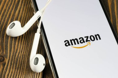 Apple iphone X ekranında Amazon alışveriş uygulaması simgesi yakın çekim. Amazon alışveriş uygulaması simgesi. Amazon mobil uygulama. Sosyal medya ağı
