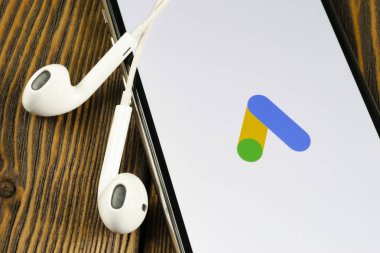 Apple iphone X ekranında Google Ads Adwords uygulama simgesi yakın çekim. Google Reklam Sözcükleri simgesi. Google reklamları Adwords uygulaması. Sosyal medya ağı