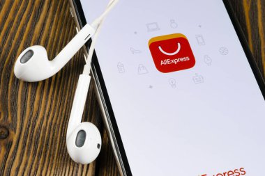 Apple iphone X akıllı telefon ekranında Aliexpress uygulama simgesi. Aliexpress uygulama simgesi. Aliexpress.com popüler e-ticaret uygulamasıdır. Sosyal medya simgesi