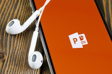 Microsoft office Powerpoint uygulama simgesini Apple iphone X ekran yakın çekim. PowerPoint uygulaması simgesi. Microsoft Power Point uygulaması. Sosyal medya ağı