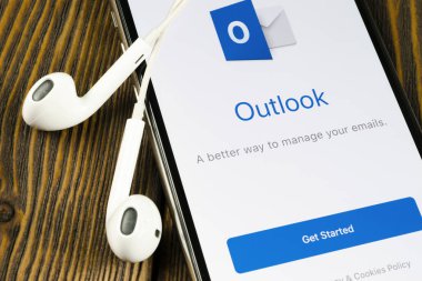 Microsoft Outlook office uygulama simgesini Apple iphone X ekran yakın çekim. Microsoft outlook app simgesi. Microsoft Outlook uygulama. Sosyal medya ağı