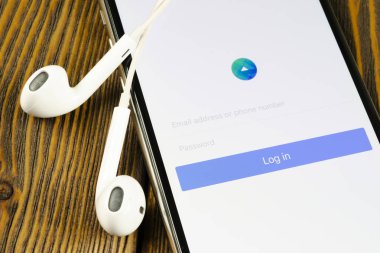 Apple iphone X ekranında Facebook Reklamları uygulama simgesi yakın çekim. Facebook Business uygulaması simgesi. Facebook Reklamları mobil uygulaması. Sosyal medya ağı