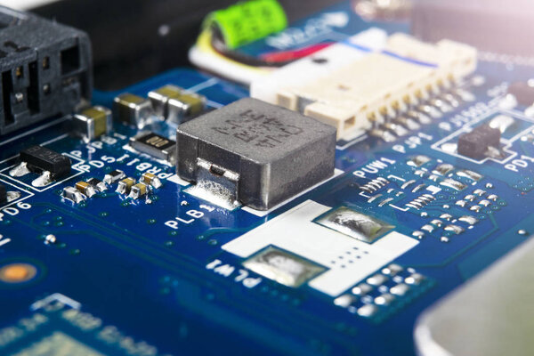 Макросъемка печатной платы с резисторами микрочипов и электронных компонентов. Компьютерная техника. Интегрированный коммуникационный процессор. Информационная инженерия Полупроводник. ОБ. Крупный план