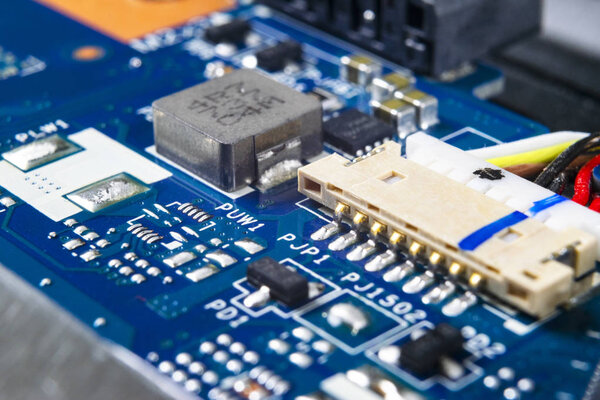 Макросъемка печатной платы с резисторами микрочипов и электронных компонентов. Компьютерная техника. Интегрированный коммуникационный процессор. Информационная инженерия Полупроводник. ОБ. Крупный план