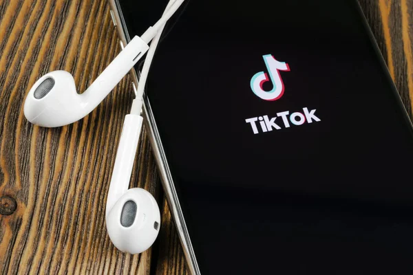 Ikon aplikasi Tik Tok pada layar Apple iPhone X close-up. ikon Tik Tok. aplikasi tik tok. Jaringan media sosial Tiktok. Ikon media sosial — Stok Foto