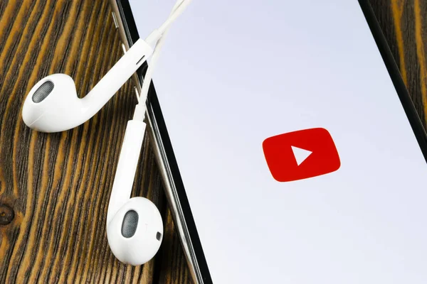 YouTube-applicatiepictogram op Apple iPhone X smartphone scherm close-up. Pictogram van de YouTube-app. Pictogram voor sociale media. Sociaal netwerk — Stockfoto