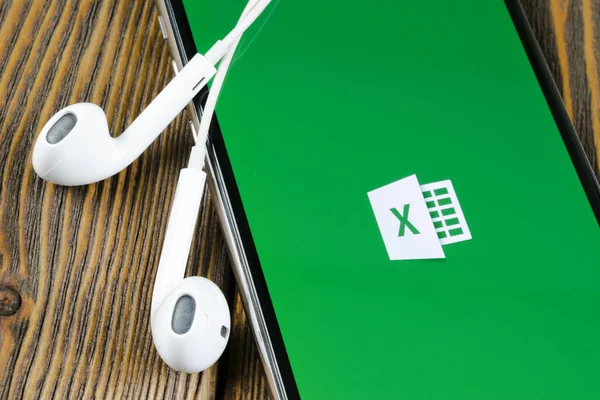Icono de aplicación Microsoft Excel en el primer plano de la pantalla del iPhone X de Apple. Microsoft Office Excel icono de la aplicación. Oficina de Microsoft en el teléfono móvil. Redes sociales —  Fotos de Stock