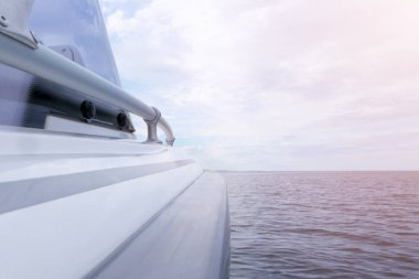 Yan görünüm Su damlaları ile balıkçı motorlu tekne hız. Hızlı balıkçı yat ile Mavi okyanus deniz suyu dalgası yansımaları. Mavi okyanusta motorlu tekne. Okyanus yatı. Yelkenli güvertesinde gün batımı